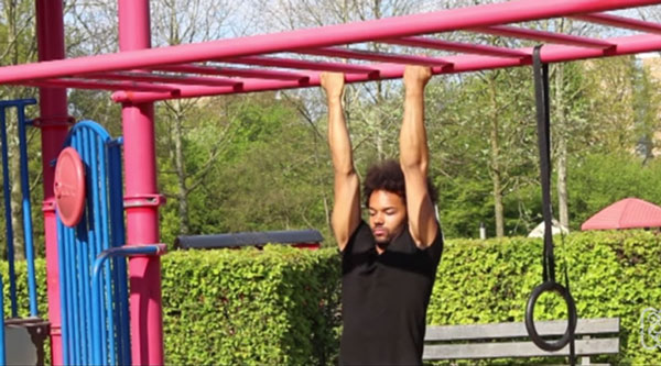 Active-hang-for-chin-up-bar-brothers